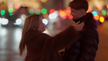 Paris 'te gece vakti genç bir çift kucaklaşır. Şehir ışıklarıyla aydınlatılır. Bulanık bokeh arka plan, Fransa' daki iki aşık arasındaki sevgi ve sevgiyi yansıtan sahnenin romantik bir atmosferini ekler..