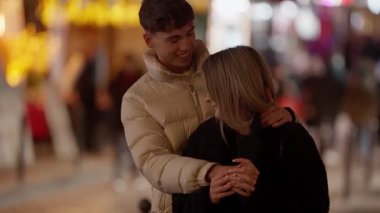 Romantik bir çift, Paris 'te kalabalık bir caddede sarılıyor kadın ve erkek sıcak ve samimi bir anı paylaşıyorlar..