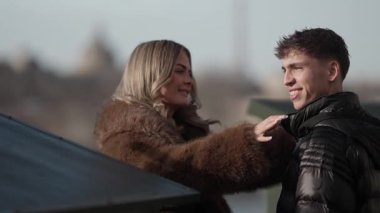 Paris 'te genç bir çift, Fransa' da kürk giyen bir kadın, erkek arkadaşına sarılmak için uzanır. Şehrin silueti, arka planda görünür. Romantik bir ortamda sevgi ve şefkat duygularını iletir..