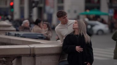 Paris 'te birbirine aşık genç bir çift görülüyor. Kadın ve erkek, köprüde birbirlerine sevgi dolu bir şekilde bakıyorlar. Arka plan olarak, yavaş çekim ya da el kamerası olabilir..