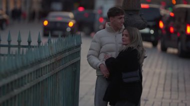 Genç bir çift, alacakaranlıkta Paris 'te bir sokakta sarılıyor. Arka planda arabalar geçiyor. Kadın ve erkek birbirlerine aşık ve Avrupa seyahatlerinin tadını çıkarıyorlar..