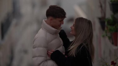 Paris 'te genç bir çift dar bir sokakta romantik bir anı paylaşıyor. Kadın, Avrupa' da elde tutulan bir sahnede sevgi ve şefkat gösterirken erkeğin şefkatine nazikçe dokunuyor..