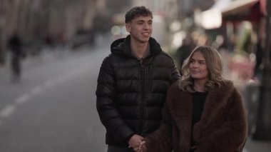 Genç bir çift Paris 'te bir sokakta el ele yürür. Kışın giyinmiş kadın ve erkek şehirde romantik bir anın tadını çıkarırlar. Sahne, bir Avrupa ortamında aşkın ve seyahatin özünü yakalar..