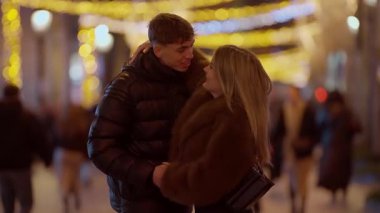 Geceleri Paris 'te romantik bir çift, bokeh ışıklarıyla sarılır. Genç aşıklar, şehrin bir caddesinde bayram ışıklarıyla sarılır. Bu sahne Avrupa 'da aşk ve romantizmi yakalar..