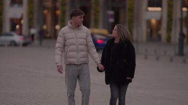 Bir çift el ele tutuşuyor ve alacakaranlıkta Paris 'te yürüyor. Panning çekimi aşk şehrinde romantik yürüyüşlerini yakalıyor. Akşam atmosferinin tadını çıkarıyorlar..