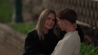 Paris 'te genç bir çift duygusal bir anı paylaşıyor. Sarışın kadın, sevgilisini kucaklıyor. Sevgi ve şefkat gösteriyor..