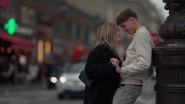 Genç bir çift Paris 'te el ele tutuşuyor. Fransa' da âşıklar yakın bir andalar. Bir sokak lambasına yaslanıyorlar..