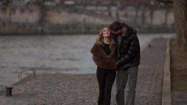 Genç bir çift Paris 'teki Seine Nehri seti boyunca el ele yürür. Romantik yürüyüş bulutlu bir günde gerçekleşir. Klip, Avrupa' daki bir ortamda ilişki hedeflerini yakalar..