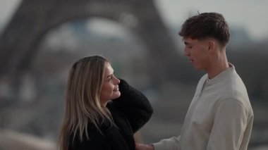Paris 'te arka planda Eyfel Kulesi olan genç bir çift görülüyor. Aşıklar birlikte vakit geçiriyorlar. Bu klip güzel bir şehirde romantik bir an yakalar. Romantizm ve aşk hikayeleri için mükemmel bir yer..