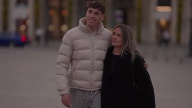 Bir çift Paris 'te yürüyorlar. Fransa' da birbirlerine sarılıyorlar. Genç adam ve kadın aşık ve şehirde geziyorlar..