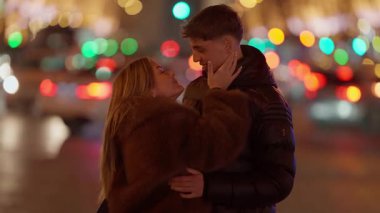 Paris 'te gece vakti romantik bir çift sarılır. Etrafı bokeh ışıklarıyla çevrili olan erkek ve kadın şehirde romantik bir anı paylaşırlar. Sahne Paris' teki gece hayatının özünü yakalar..