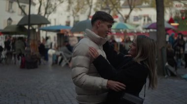 Romantik bir çift Montmartre Paris 'te sarılır erkek, açık hava ortamında kadını yanağından öper. Sahne Avrupa' da sevgi ve sevgiyi yakalar..