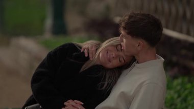 Genç bir çift Paris 'te sevgiyle kucaklaşırken görülüyor. Erkek ve kadın açık hava ortamında birbirlerine sarılıyorlar. Klip yavaş çekimde ya da el kamerasıyla yakın bir anı yakalıyor..