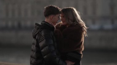 Genç bir çift Paris 'te romantik bir anda kucaklaşır. Kadın ve erkek, şehir ortamında yumuşak doğal ışıklandırmayla yakın bir bağ kurar. Klip, şehrin kalbinde aşkın ve birlikteliğin özünü yakalar..