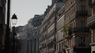 Klasik mimari ve klasik bir sokak lambasının yer aldığı Paris caddesinin çekimleri Paris 'in popüler bir tatil beldesi olan Fransa' nın romantik atmosferini yansıtıyor..