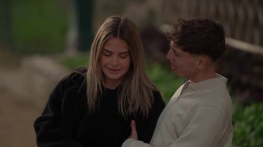 Paris 'te genç bir çift açık havada hassas bir anı paylaşıyor. Kadın ve erkek birbirine aşık ve doğal ortaçağ çekimleri ile yakın etkileşim içindeler..