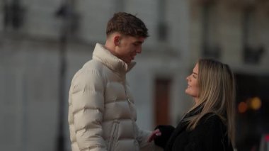 Paris 'te romantik bir çift, Fransa' da sevgi dolu bir anı paylaşıyor. Genç adam ve kadın, alacakaranlıkta birbirlerine sevgiyle bakıyor..