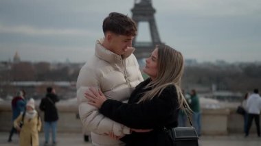 Paris 'te arka planda Eyfel Kulesi olan romantik bir çift, Avrupa' da seyahat ve turizmi ön plana çıkaran çiftin sevgi ve sevgisini yakalıyor..