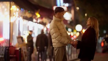 Romantik bir çift gece Paris 'te bir sokakta el ele tutuşuyor. Arka planda bulanık yayalar ve bulanık odaklı ışıklar var. Klip şehir ortamında sevgi ve şefkat taşıyor..