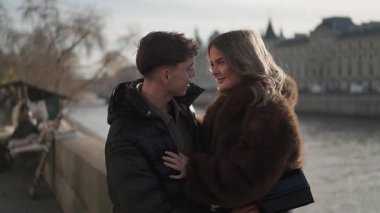Aşık bir çift Paris 'te Seine nehrinin kıyısında sarılır şehir silueti onların samimi anlarına bir zemin hazırlar sahne seyahat sevgisini ve Avrupa çekiciliğini yakalar.