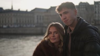 Genç bir çift Paris 'teki Seine Nehri' nin kenarında bir portre için poz veriyor. Fransa 'nın şehir planına sahip olan bu video, Avrupa' da turizm ve şefkat sergileyen aşıklar arasında romantik bir anı yakalıyor..