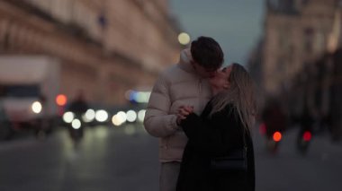 Sevgi dolu bir çift, Paris 'te bir sokakta bir öpücüğü paylaşıyor alacakaranlıkta arka planda sahte ışıklar ve bulanık bir şehir manzarası romantik bir atmosfer yaratıyor klip, ışıklar şehrinde bir sevgi ve şefkat anı yakalıyor..