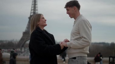 Romantik bir çift Paris 'te arka planda Eyfel Kulesi ile el ele tutuşuyor. Genç aşıklar Avrupa' da vakit geçiriyorlar. Seyahat aşklarını ve romantizmi el çekimleri ile sergiliyorlar..