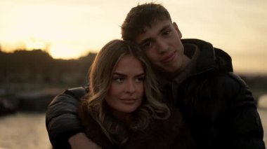 Genç bir çift gün batımında Paris 'te kucaklaşır. Yavaş çekim portresi, altın saat boyunca aşıklar arasında romantik ve sevecen bir anı yakalar. Sahne, güzel Avrupa şehrinde aşk seyahati ve birliktelik hissi uyandırır..