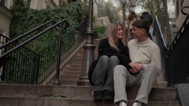 Genç aşık bir çift Montmartre Paris 'in merdivenlerinde el ele tutuşup birbirlerine gülümserler ve şehirde romantik bir anın tadını çıkarırlar. Şehir ortamında bir birliktelik ve mutluluk hissi yakalarlar..