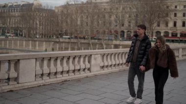 Bir çift Paris 'teki Seine Nehri seti boyunca el ele yürür. Klip, bulutlu bir günde şehir manzarasıyla romantik bir gezinti yakalar. Avrupa' da sevgi ve seyahat sergiler..