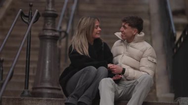 Genç bir çift Paris 'te taş merdivenlerde oturuyor. Fransa' da el ele tutuşup konuşuyorlar. Kışlık ceketler giymiş aşıklar bir şehir ortamında sevgi ve bağ kuruyorlar..