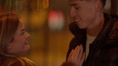 Paris 'te genç bir çift gece romantik bir anı paylaşıyor. Aşıklar gülüyor ve el ele tutuşuyorlar. Birbirlerine olan yakınlıklarını ve yakınlıklarını gösteriyorlar..