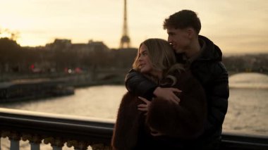 Romantik bir çift Paris 'te arka planda Eyfel Kulesi' ne sarılır. Sahne, aşk seyahati ve turizm duyguları uyandıran altın saat ışığıyla yıkanır. Bu klip, gerçek bir sevgi ve beraberlik anı yakalar..