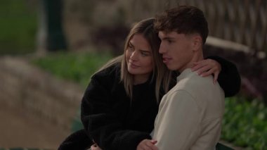 Paris 'te genç bir çift, Fransa' da hassas bir anı paylaşıyor. Kadın, ona sevgi ve sevgiyle bakan adamı kucaklıyor. Bu gizli çekim, açık hava ortamında ilişkilerinin özünü yakalar..