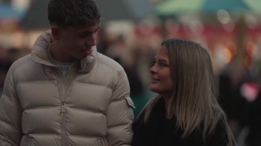 Genç bir çift Paris 'te bir şehir caddesinde birlikte yürür. Erkek arkadaşı ve kız arkadaşı arasındaki romantik an sığ bir alan derinliği ve sahte bir geçmişle yakalanır..