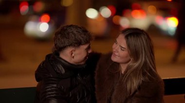 Gece Paris 'te romantik bir çift kafasının arkasında tavşan kulağı yaparak adamı eğlendirir. Bokeh ışıkları arka planda sıcak romantik bir ortam yaratır. Sahne Fransa' nın kalbinde sevgi ve sevgiyi yakalar..