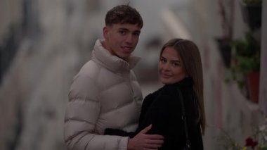 Genç bir çift Paris sokaklarında kameraya bakıyor. Erkek ve kadın Paris 'te birlikte vakit geçiriyorlar. Fransa' da Avrupalıların sevgililerinin portresini çekiyorlar..