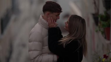 Genç bir çift Paris caddesinde hassas bir anı paylaşıyor. Kadın, Paris 'in kalbinde sevgi ve yakınlığı kucaklayan erkeğin sevgisine dokunuyor..