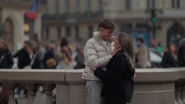 Genç bir çift Paris 'te sarılıyor Fransa' da Aşıklar birbirine şefkatle bakıyor ve sarılıyorlar Avrupa 'nın bir şehrinde, seyahat ve aşıklar sergileniyor.