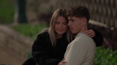 Genç bir çift Paris 'te romantik bir ortamda kucaklaşır kadın ve erkek açık havada birbirine aşık olur ve mutlu çiftin yavaş çekimde eğlenirken çekilmiş bir portresini çeker..