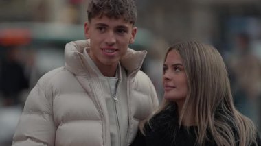 Paris 'te romantik bir yürüyüş yapan genç bir çift Avrupa' da birlikte vakit geçiren mutlu çiftin görüntülerini içeriyor..