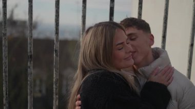 Genç bir çift Paris 'te öpüşür ve öpüşür. Romantik sahne demir parmaklıklardan görünür şehir manzarası ile açılır. Klip, iki aşık arasındaki sevgi ve şefkat anını yakalar..