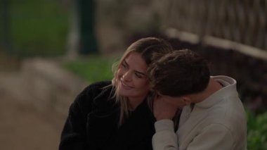 Paris 'te genç bir çift, Fransa' da samimi bir anı paylaşıyor. Video, bir şehir parkındaki aşıklar arasındaki sevgi ve bağlantıyı yavaş çekimde yakalıyor..