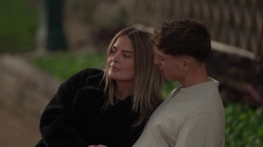 Paris 'te genç bir çift samimi bir anı paylaşıyor. Aşıklar açık havada sevgi ve şefkat gösteriyorlar. Klip yavaş çekimde kadın ve erkek arasındaki romantizmi vurguluyor..