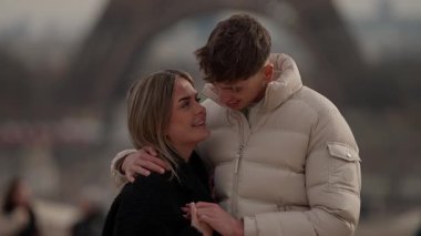 Genç bir çift Paris 'te Eyfel Kulesi' nin arka planında Fransa 'yı kucaklıyor. Aşıklar şehirde birlikte vakit geçiriyorlar. Bu klip tatillerinde romantik bir an yakalıyor..