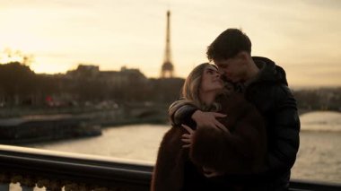Romantik bir çift Paris 'te bir köprüde Eiffel Kulesi' nin arka planda gün batımında görülebileceği şekilde kucaklaşırken, klipte aşıkların sevgilerini ve şehrin romantik atmosferini vurgulayan yavaş çekimler yer alıyor..