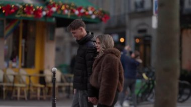 Genç bir çift, Paris 'te bir şehir caddesinde el ele yürür. Kamera, dükkanların ve kafelerin önünden geçerken romantik çifti takip eder..