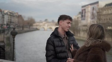 Romantik bir çift Paris 'teki Seine Nehri' nin üzerinde durur. Kadın ve erkek birbirine aşıktır. Şehir manzarasının ve beraberliklerinin tadını çıkarırlar..
