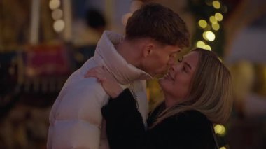 Gece Paris 'te genç bir çift, arka planda yumuşak bokeh ışıklarıyla sarılır. Klip, el kamerasıyla sevgililer arasında samimi ve romantik bir anı yakalar..