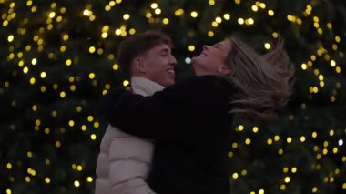 Romantik bir çift, Paris 'te ışıklarla süslenmiş bir Noel ağacının önünde sarılıp kıvrılır ve döner. El kamerası, tatil sezonunda çiftler arasındaki sevgi ve sevgiyi yakalar..